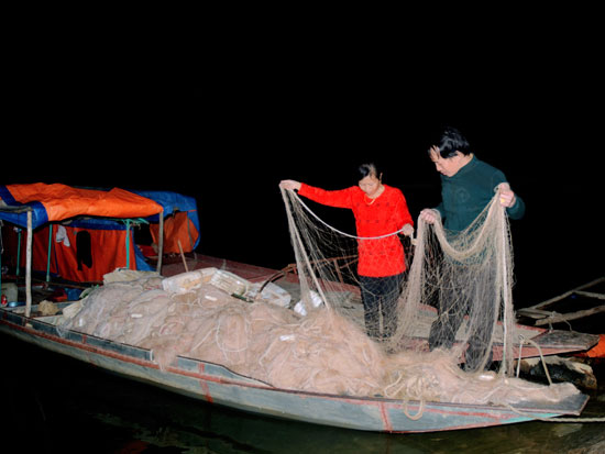 hai vợ chồng đánh cá